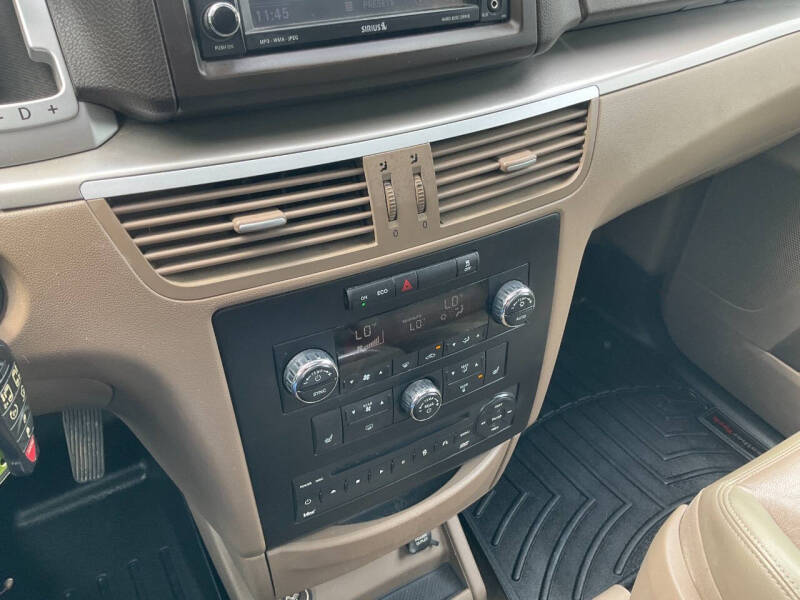 2011 Volkswagen Routan SEL