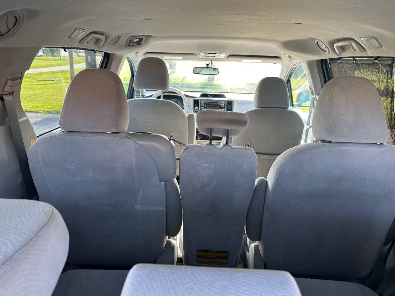 2013 Toyota Sienna LE 8-Passenger