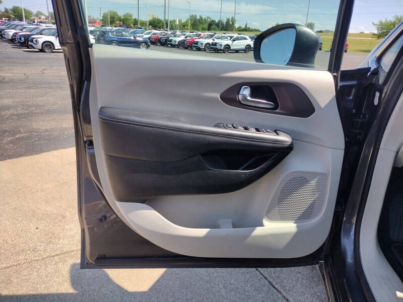 2023 Chrysler Voyager LX