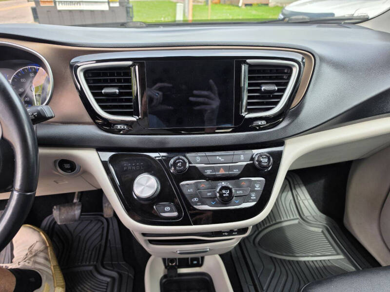 2017 Chrysler Pacifica Touring-L