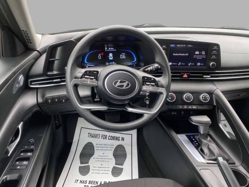 2025 Hyundai Elantra SE