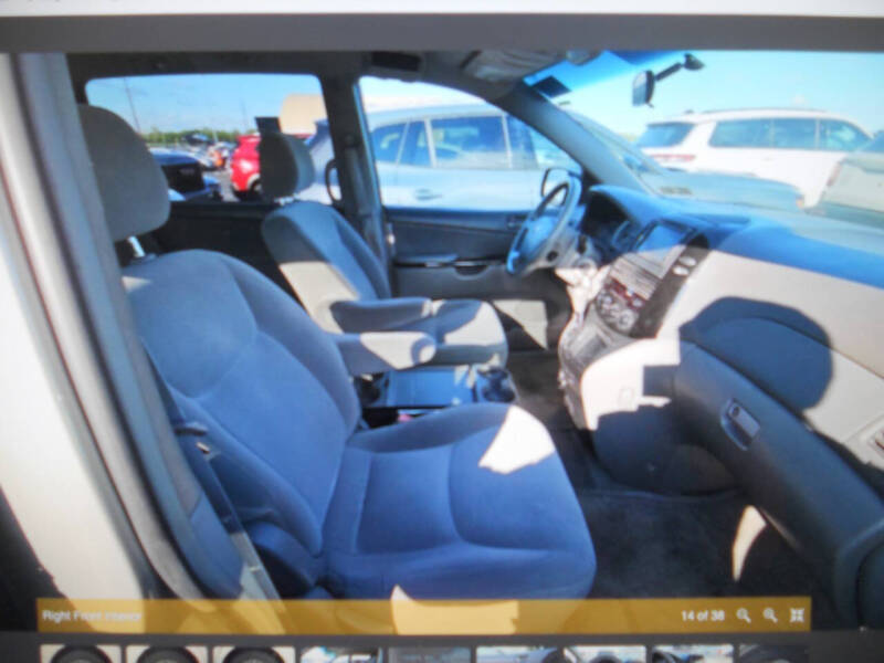 2005 Toyota Sienna LE 8 Passenger