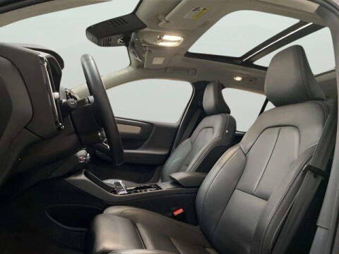 2025 Volvo XC40 B5 Plus Bright Theme