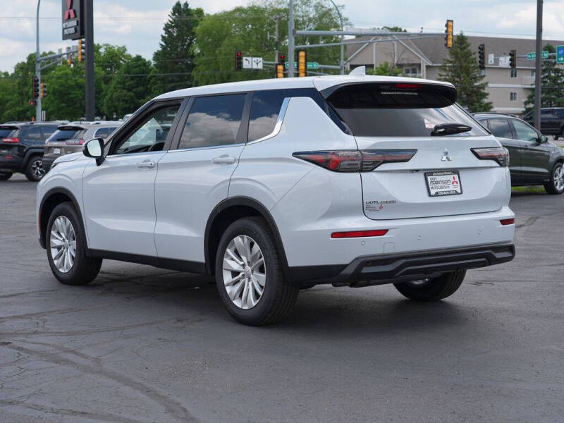 2026 Mitsubishi Outlander ES