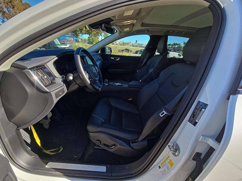 2025 Volvo XC60 B5 Core Dark Theme
