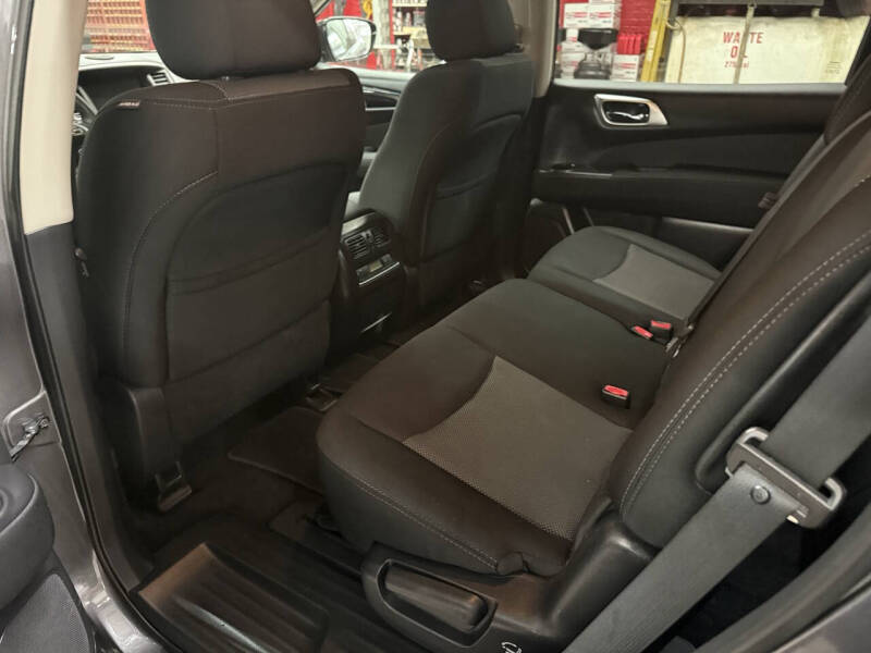 2017 Nissan Pathfinder SV