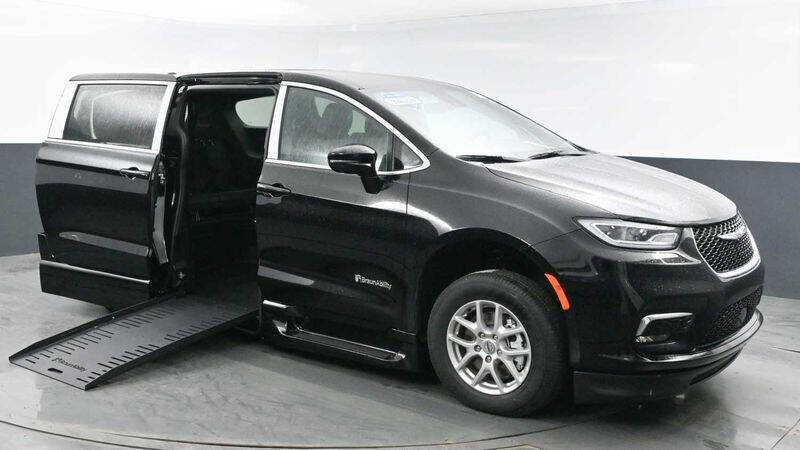 2025 Chrysler Pacifica Select's photo