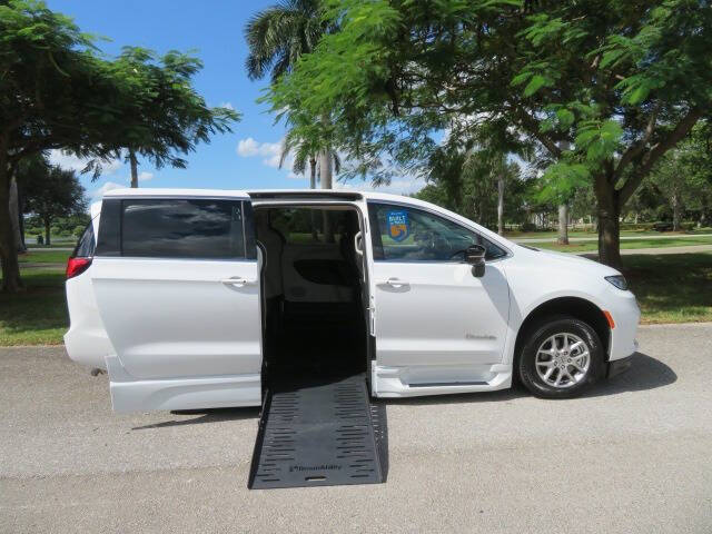 2024 Chrysler Pacifica Touring L