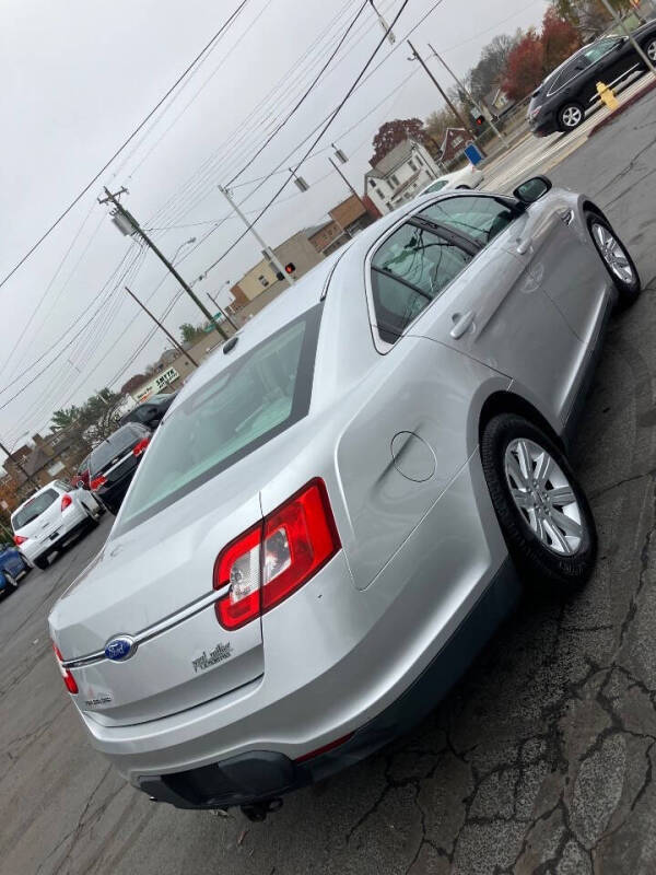2011 Ford Taurus SE