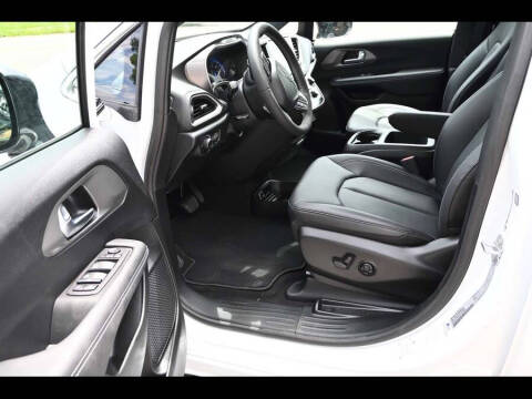 2025 Chrysler Voyager LX