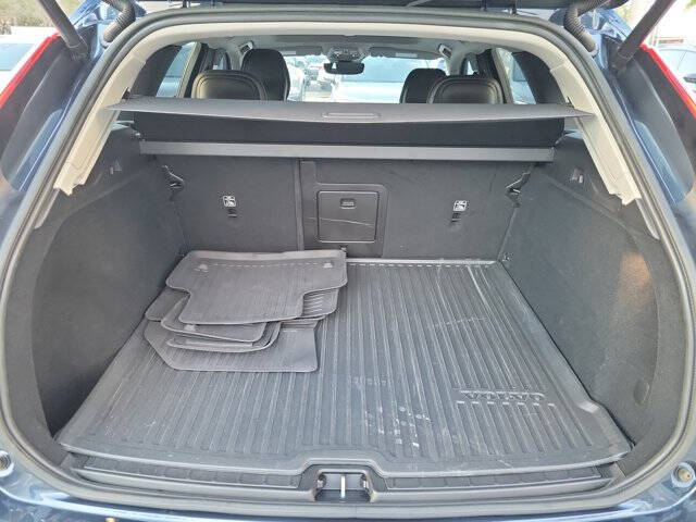 2024 Volvo XC60 B5 Core Dark Theme