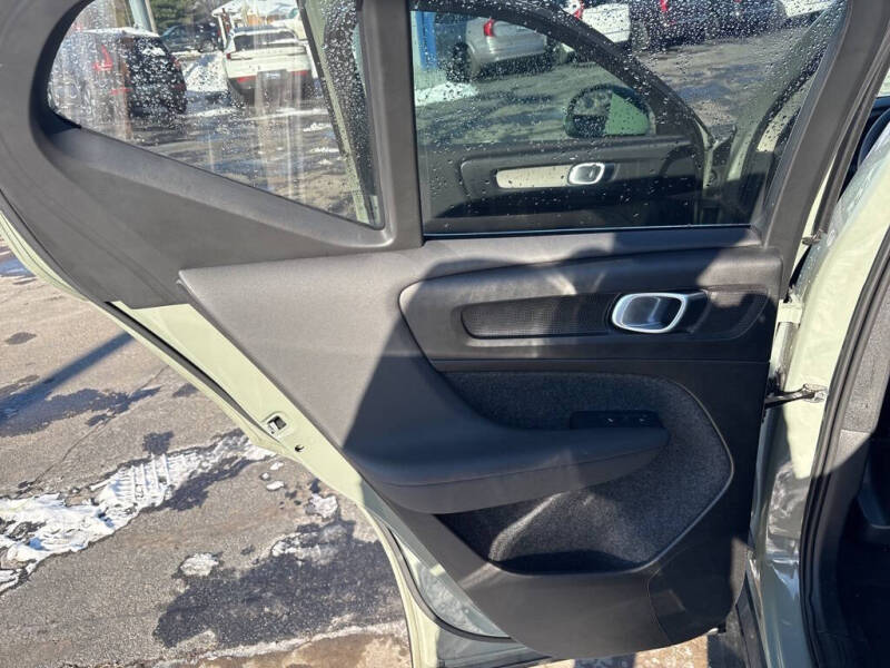 2025 Volvo XC40 B5 Plus Bright Theme