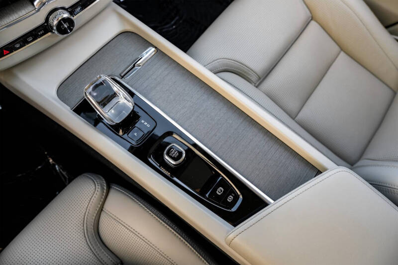 2023 Volvo XC60 B5 Ultimate Dark Theme