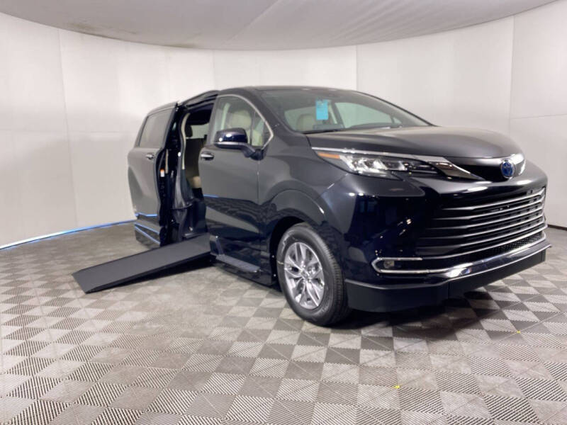 2023 Toyota Sienna XLE's photo