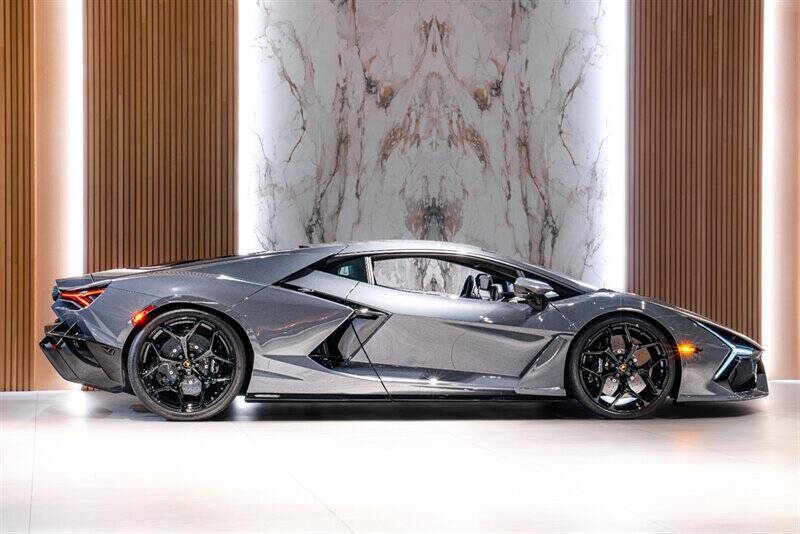 2024 Lamborghini Revuelto