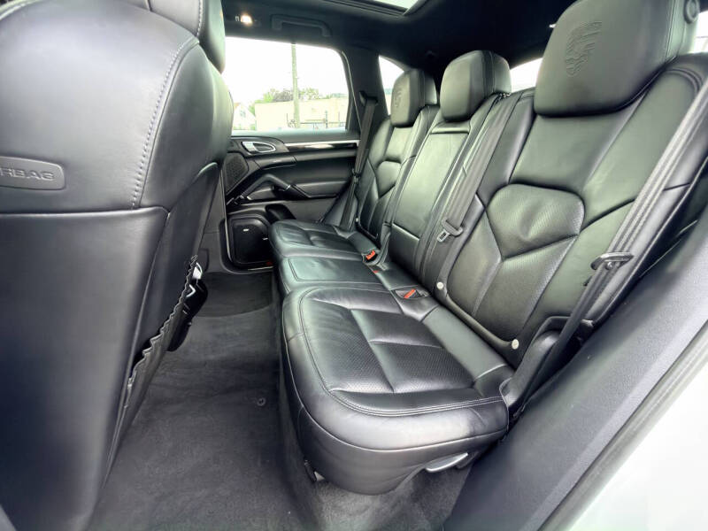 2017 Porsche Cayenne Platinum Edition