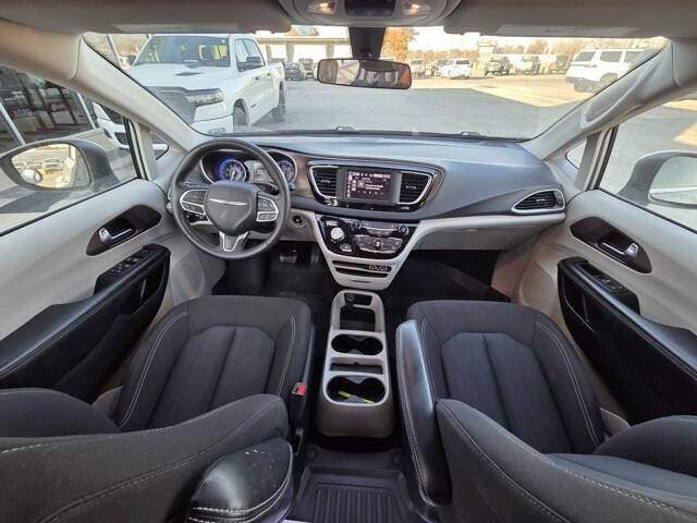 2022 Chrysler Voyager LX