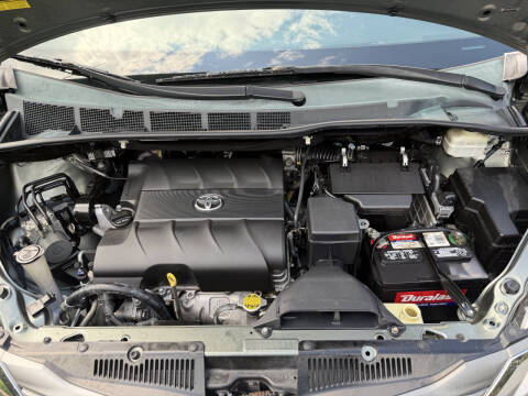 2014 Toyota Sienna XLE 8-Passenger