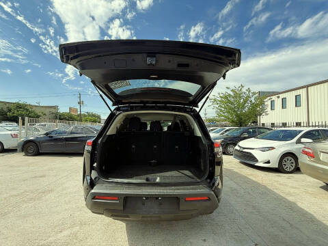 2022 Nissan Pathfinder SV