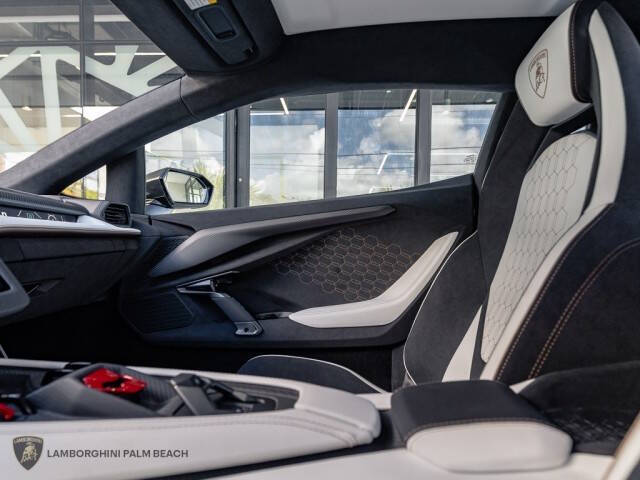 2025 Lamborghini Revuelto