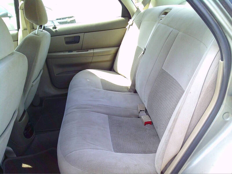 2004 Ford Taurus SE