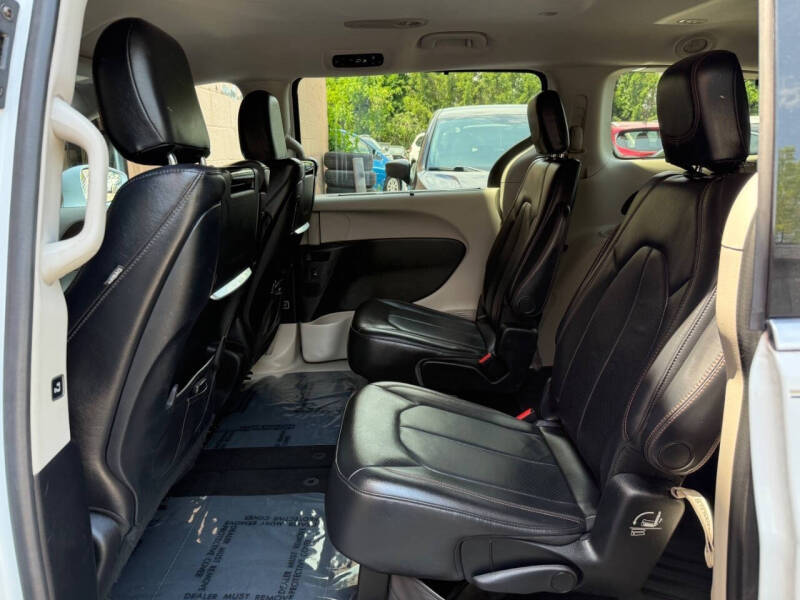 2017 Chrysler Pacifica Touring-L Plus