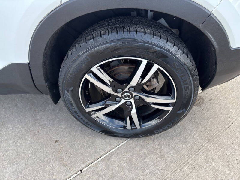 2023 Volvo XC40 B5 Plus Bright Theme