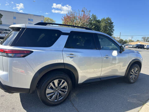 2024 Nissan Pathfinder SV