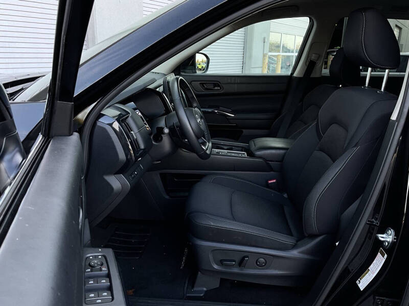 2024 Nissan Pathfinder SV