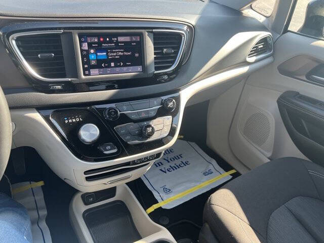 2022 Chrysler Voyager LX