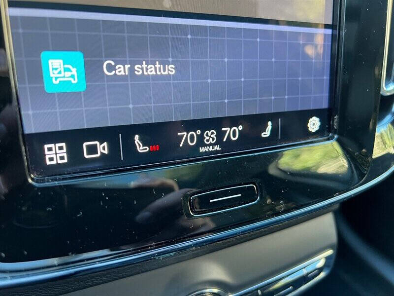 2024 Volvo XC40 B5 Core Dark Theme