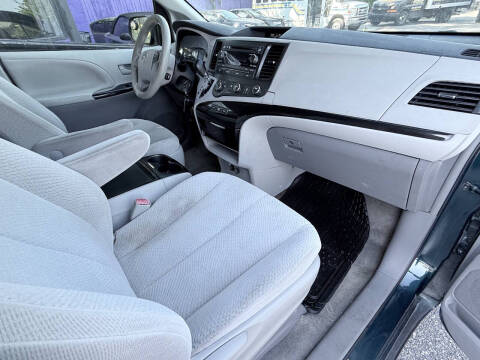 2012 Toyota Sienna LE 8-Passenger