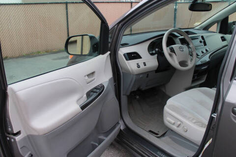 2011 Toyota Sienna LE 8-Passenger