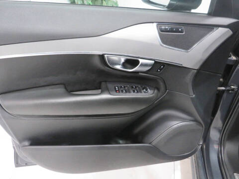 2022 Volvo XC90 T5 Momentum