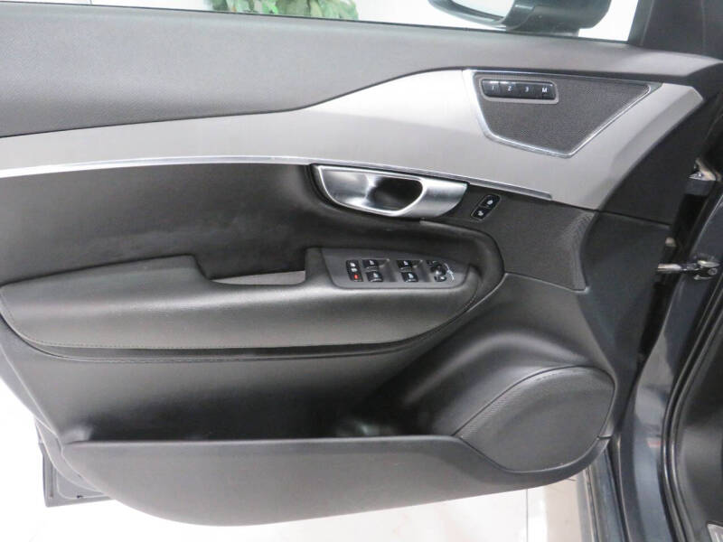 2022 Volvo XC90 T5 Momentum