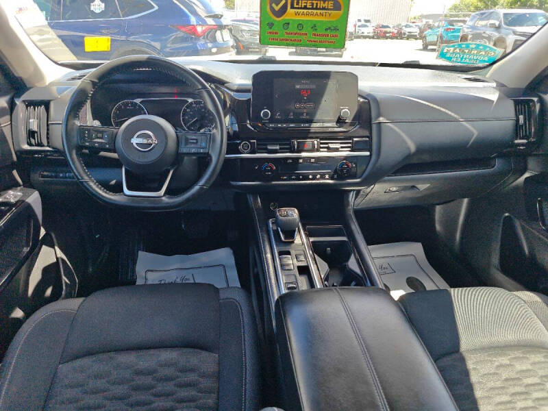 2022 Nissan Pathfinder SV