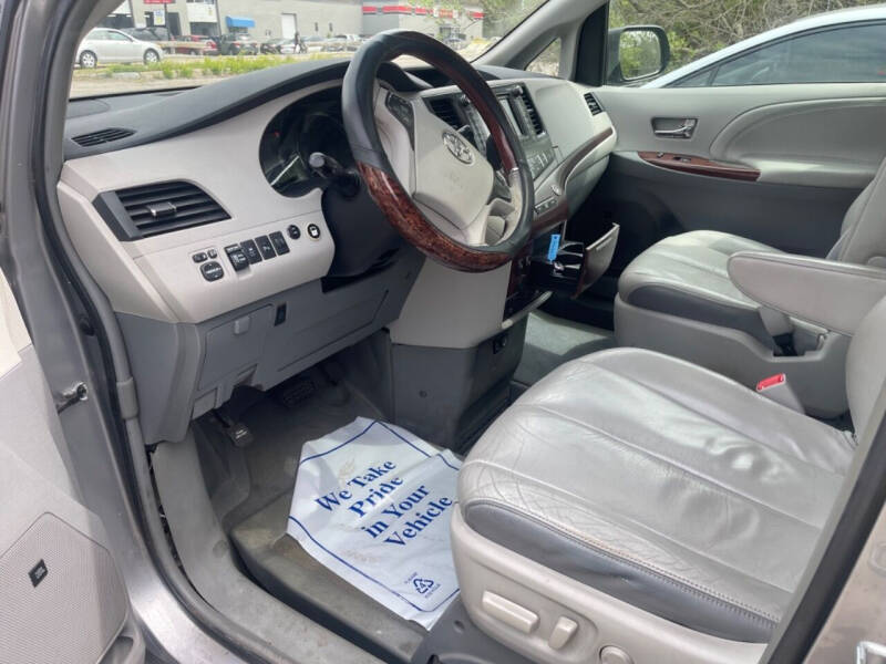 2011 Toyota Sienna XLE 7-Passenger Auto Access Seat