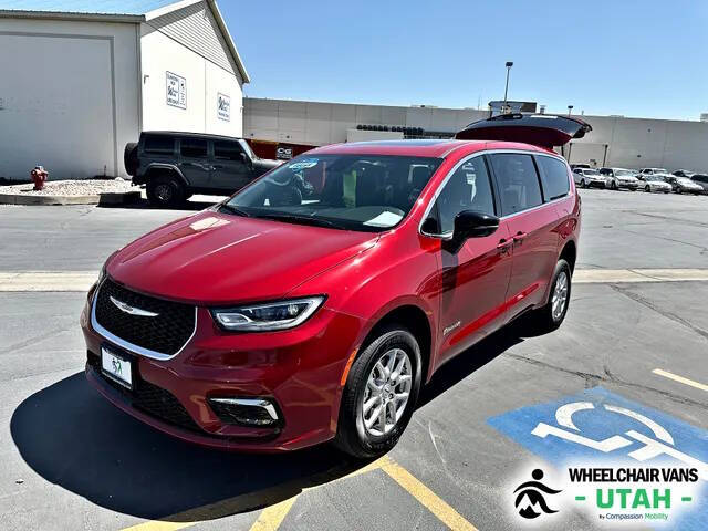 2025 Chrysler Pacifica Select