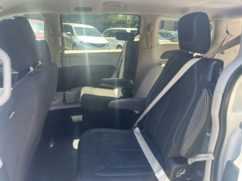 2023 Chrysler Voyager LX