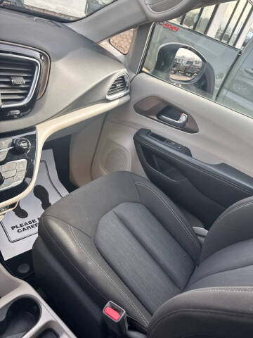 2022 Chrysler Voyager LX