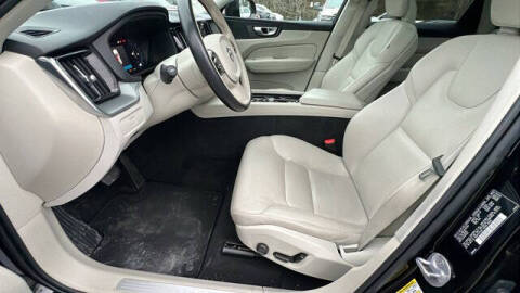 2024 Volvo XC60 B5 Core Dark Theme