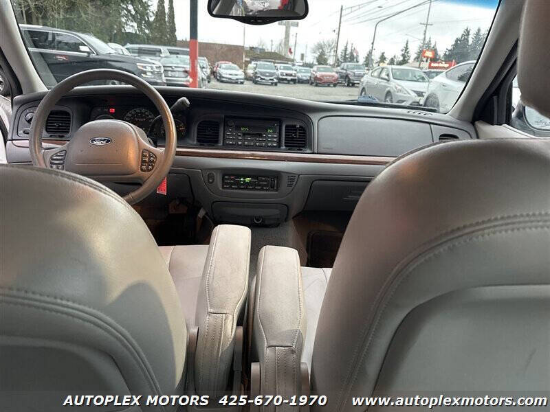 2004 Ford Crown Victoria LX