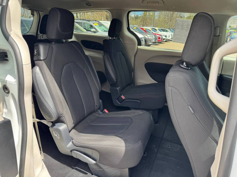 2023 Chrysler Voyager LX