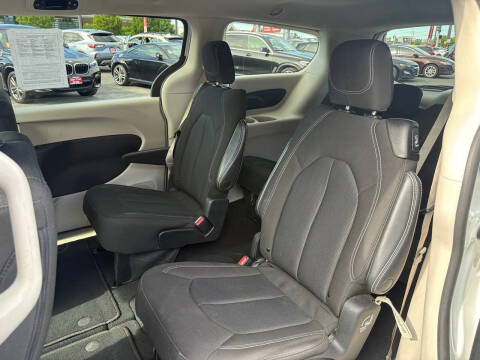 2023 Chrysler Voyager LX
