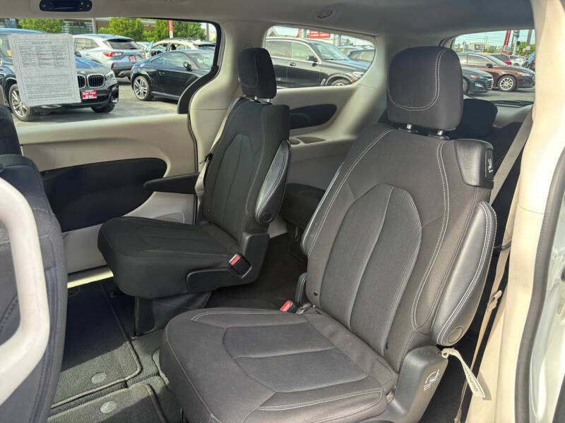 2023 Chrysler Voyager LX