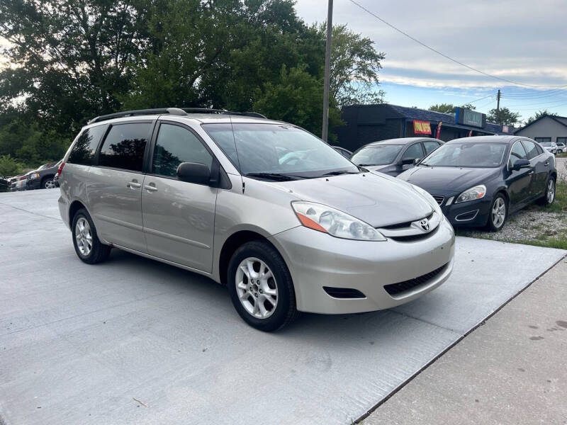 2006 Toyota Sienna for sale at Dutch and Dillon Car Sales in Lee's Summit MO