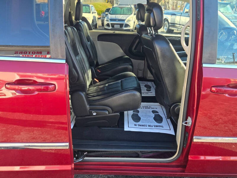 2013 Chrysler Town and Country Touring