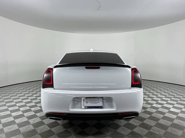 2023 Chrysler 300 Touring photo 7