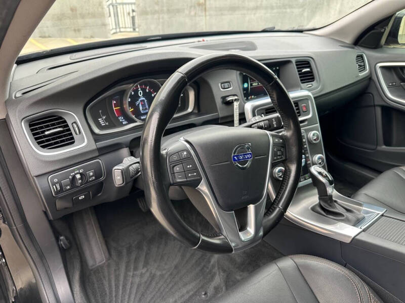 2016 Volvo V60 Cross Country T5 Platinum