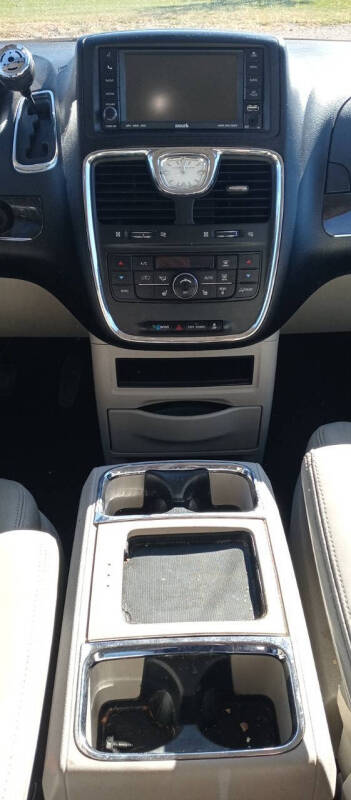 2011 Chrysler Town & Country Touring-L photo 11